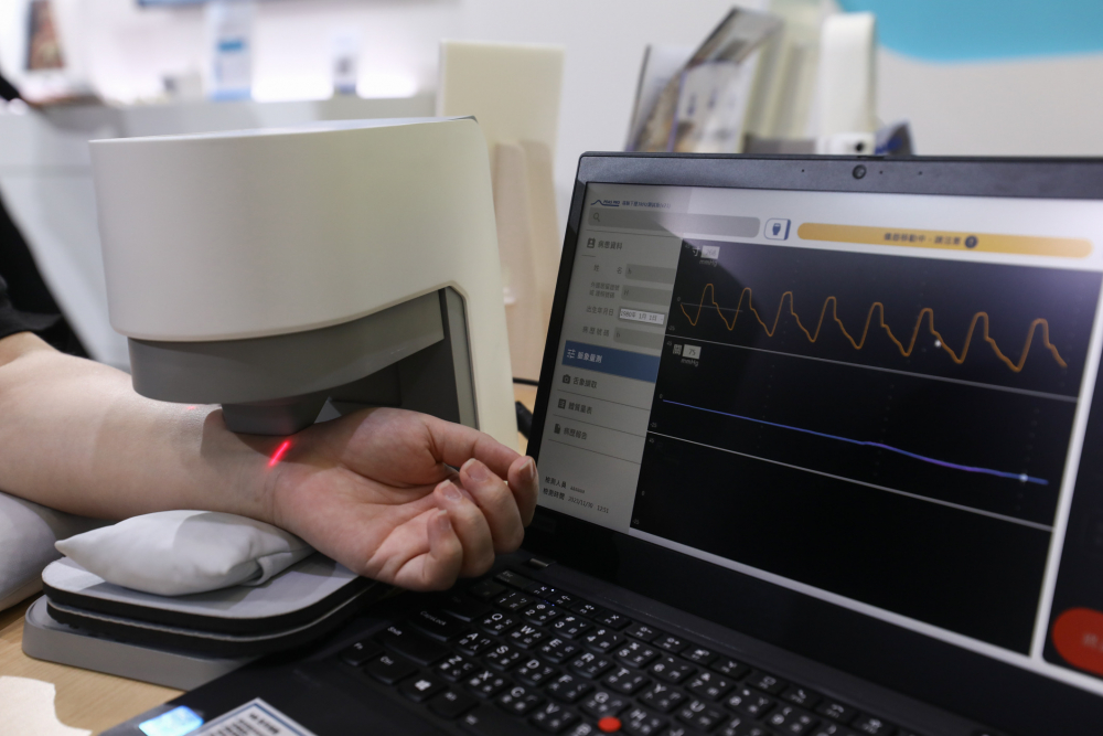 ibet耘康脈象檢測系統透過電腦精準控制升降系統，還原中醫師三指把脈過程的舉、按、尋手法，將脈象感受轉化成數據，未來可結合大數據分析，實現智慧醫療及準確性