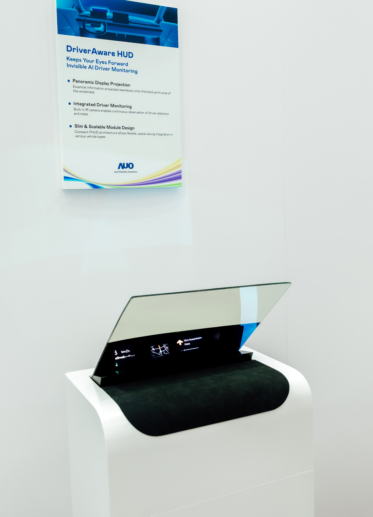 DriverAware HUD结合抬头显示器与隐藏式红外线摄影机，将车速、导航及警示讯息投影于挡风玻璃上，完美对齐驾驶目不离路的视线，同时，透过AI 监控驾驶注意力以提升安全性。